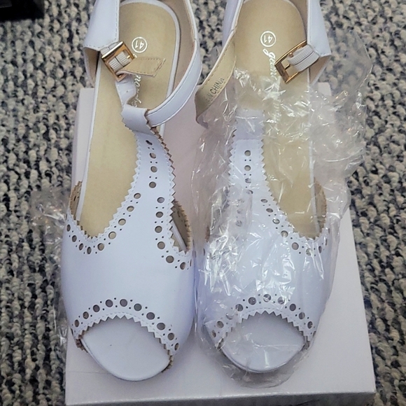 White Sandle - Picture 1 of 3